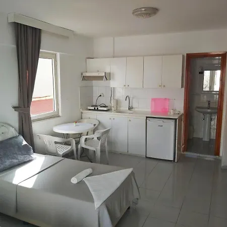 Goencue Apart Otel 아파트호텔 말마리스